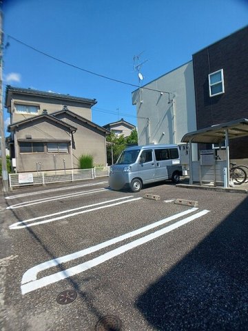 駐車場　駐車場に車を止められます