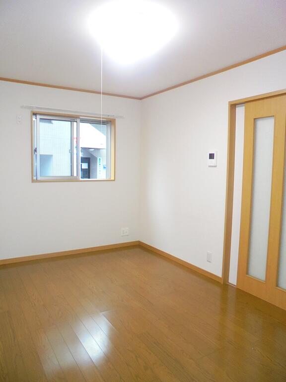居室・リビング　最上階・角部屋で明るい室内☆