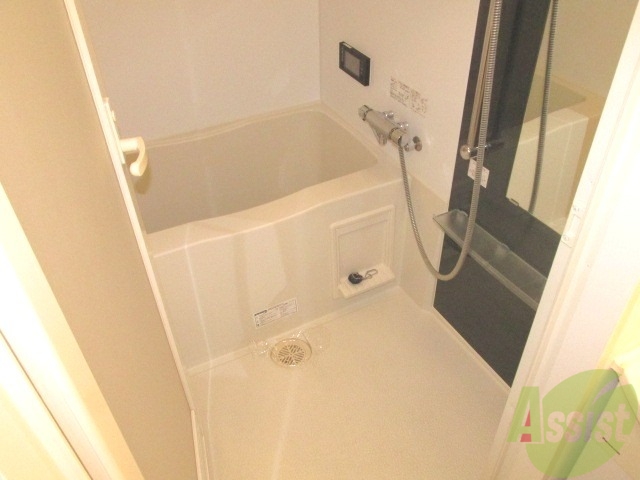 バス・シャワールーム　真っ白お風呂で鏡もついております