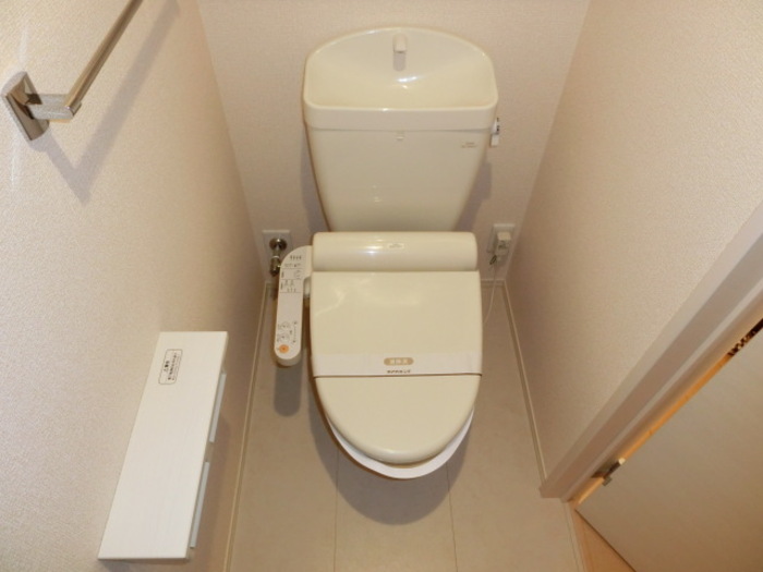 トイレ　もちろん温水洗浄暖房便座です