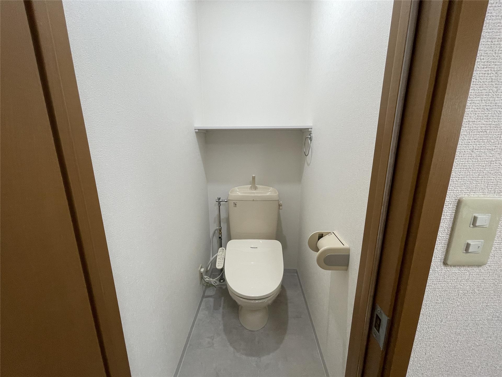トイレ　温水洗浄便座付きのトイレです(別室参考写真)