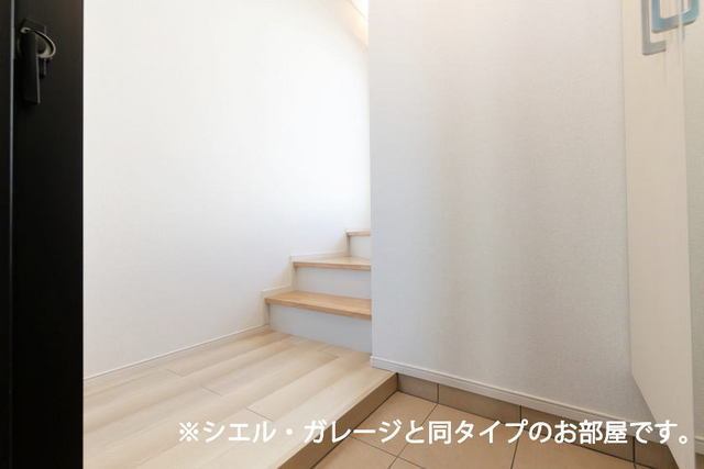 玄関　＊シエル・ガレージと同タイプのお部屋です。