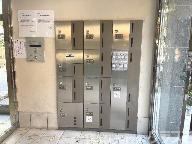 エントランス　留守中の荷物の受取は宅配ＢＯＸで♪