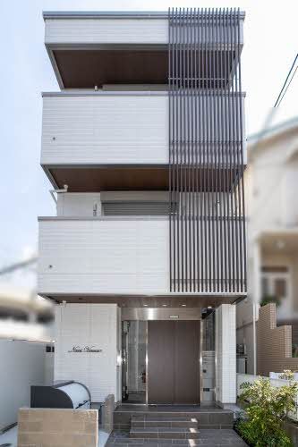 建物外観　積水ハウス施工・重量鉄骨造３階建て