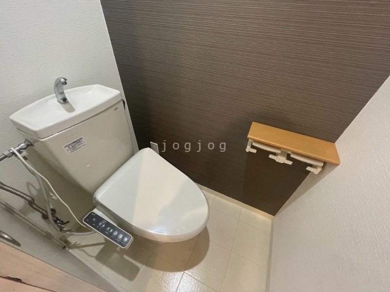 トイレ　嬉しい温水洗浄便座付きのトイレです。
