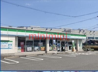 コンビニ　ファミリーマート小浦宮島店（コンビニ）まで393m