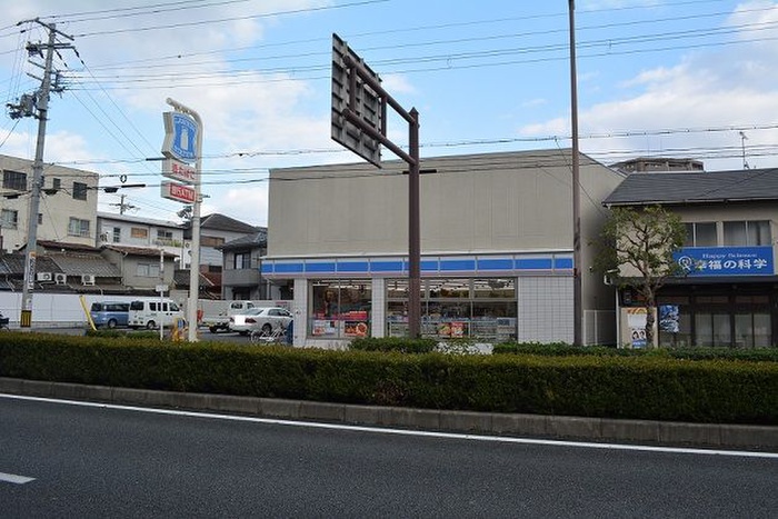 コンビニ　ローソン　鴫野東二丁目店（コンビニ）まで240m