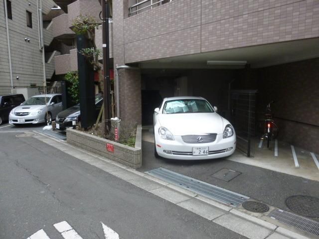 駐車場　分譲賃貸マンション　買物便利な南林間駅近　夜道も安心な立地