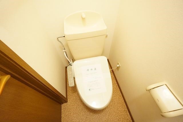 トイレ　温水洗浄便座付きトイレです。