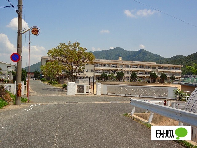 中学校　下関市立安岡中学校（中学校）まで885m