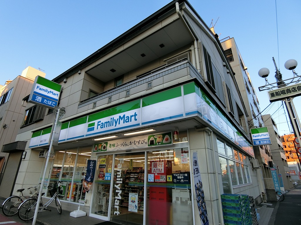 コンビニ　ファミリーマート（コンビニ）まで28m
