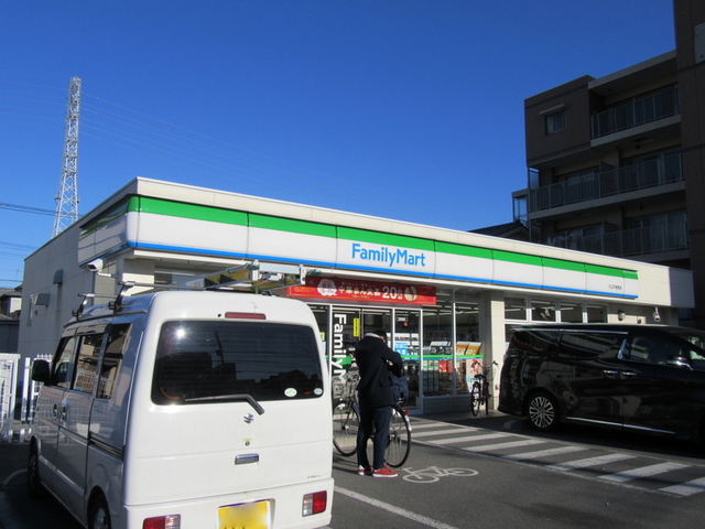 コンビニ　ファミリーマート川口戸塚東店（コンビニ）まで299m