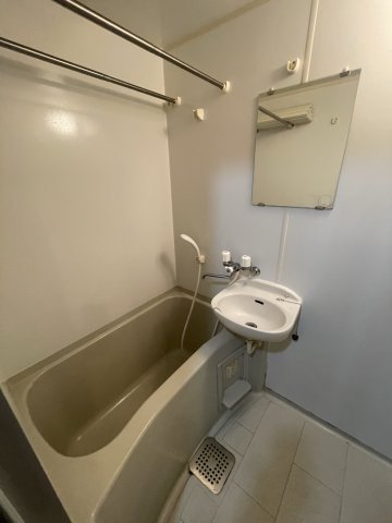 バス・シャワールーム　(参考)同マンション反転タイプの間取り部屋写真