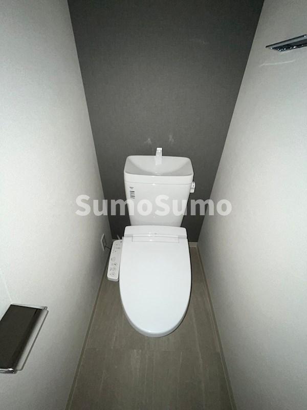 トイレ　落ち着いた色調のトイレです