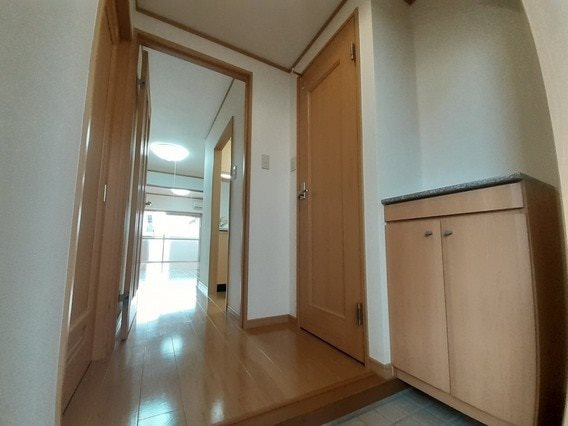 玄関　※別号室の写真です。