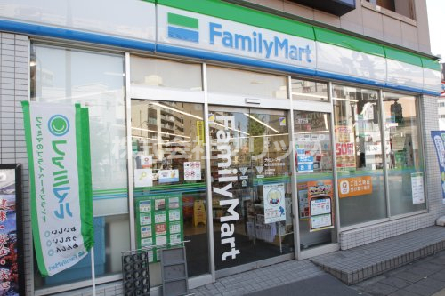 コンビニ　ファミリーマート 横浜吉野町駅前店（コンビニ）まで127m