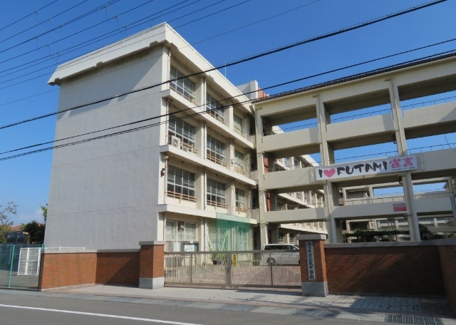 中学校　明石市立二見中学校（中学校）まで763m