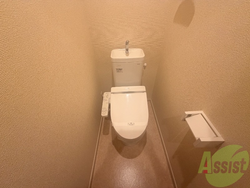 トイレ　トイレは温水洗浄便座です。シンプルな雰囲気になっています。