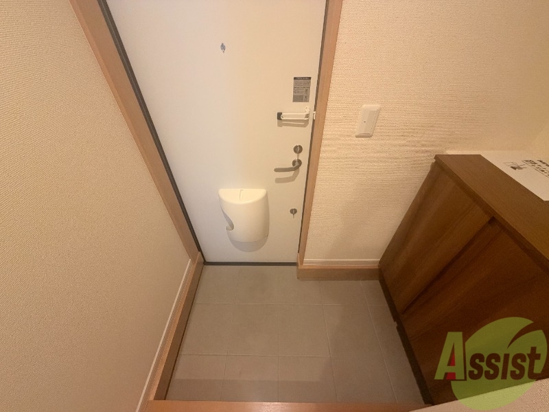 玄関　こちらは玄関のお写真です。広々としていて靴の着脱に便利です
