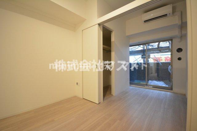 セレニテ難波グランデシュッドの居間写真