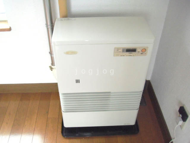 その他設備　冬はあったか石油ストーブです。