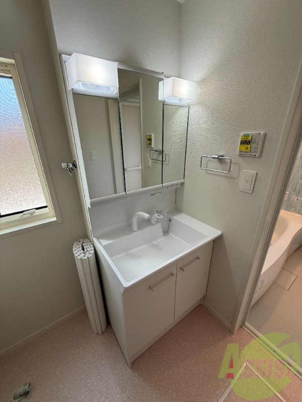洗面設備　洗面台の写真です。朝の準備が捗りますね。