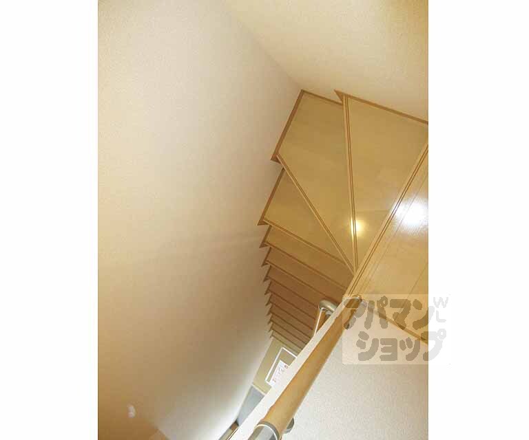 その他部屋・スペース　玄関開けてすぐ階段です