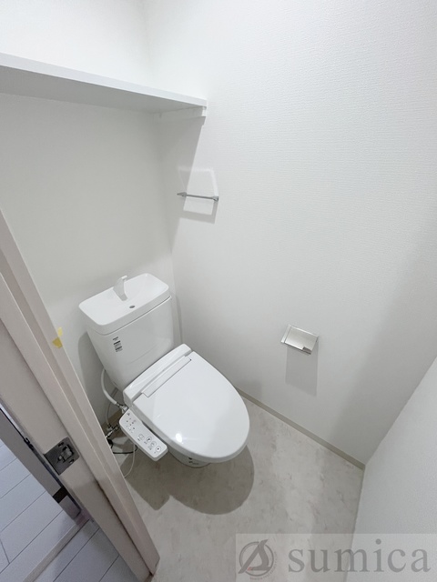 トイレ　人気アイテムの温水洗浄便座。清潔感のあるトイレです。