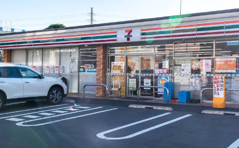 コンビニ　セブンイレブン（コンビニ）まで450m