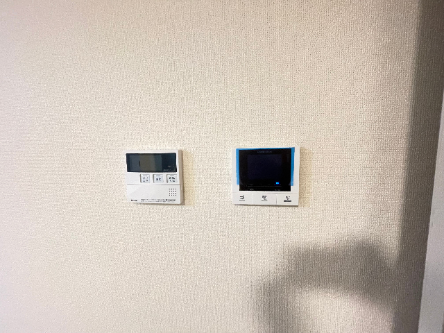 その他設備　モニターホン、給湯器のリモコンです