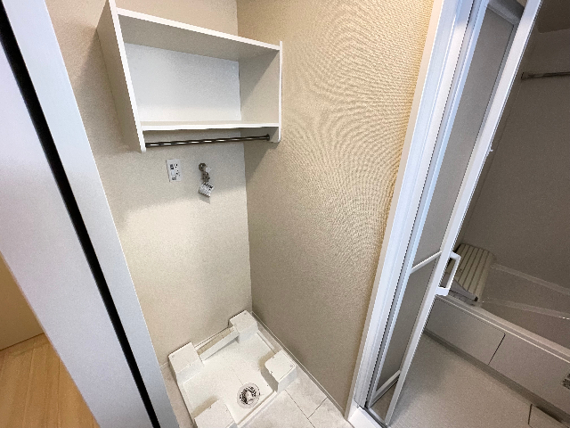 その他　洗濯機置場上の棚が便利です