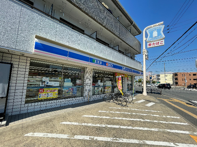 コンビニ　ローソンＪＲ八田駅前店（コンビニ）まで671m
