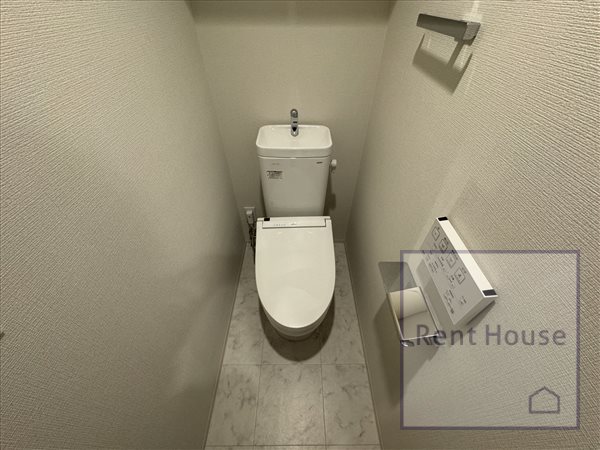 京王新線 初台駅 徒歩6分 5階建 築3年のトイレ写真