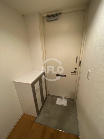 地下鉄御堂筋線 本町駅 徒歩10分 10階建 築22年の玄関写真