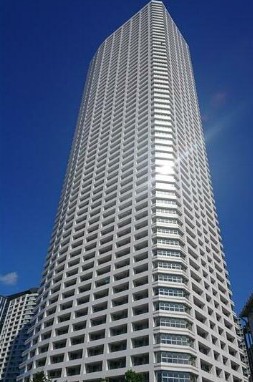 建物外観　鉄筋コンクリート造のがっちりとした建物。