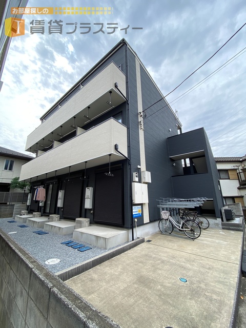 建物外観　ネイビーとホワイトのツートンカラー