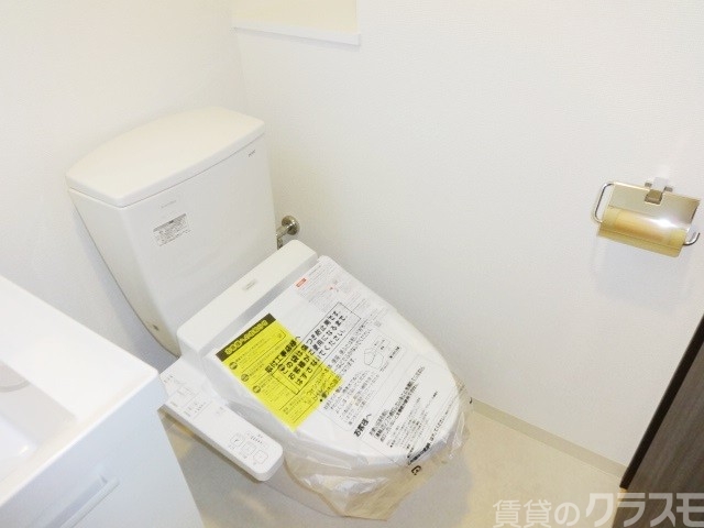 トイレ　アメリカンスタイルなトイレと洗面所が並んでいます♪