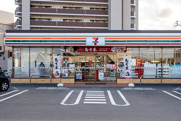 【松山市古三津のマンションのコンビニ】