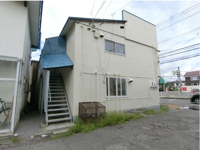 函館市人見町のアパートの建物外観