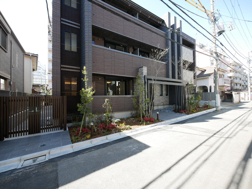 建物外観　築3年以内の3路線利用可能な築浅高級ZEHシャーメゾン物件