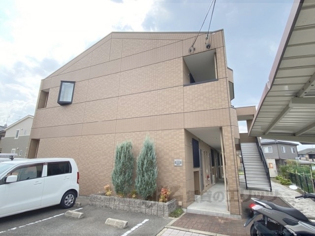京田辺市大住関屋のマンションの建物外観