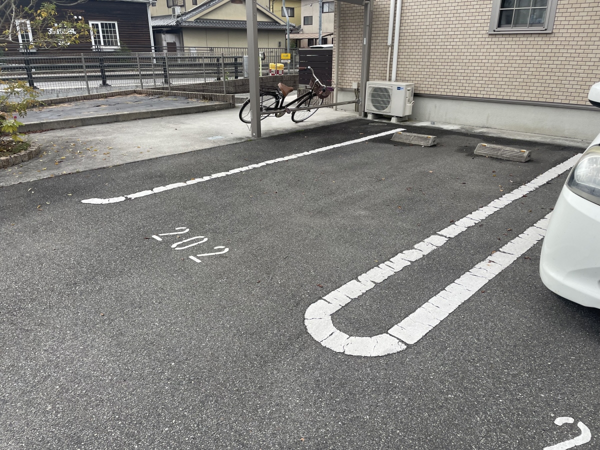 【姫路市香寺町犬飼のアパートの駐車場】