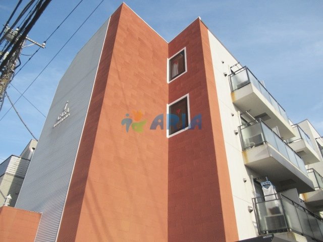 横浜市鶴見区市場西中町のマンションの建物外観