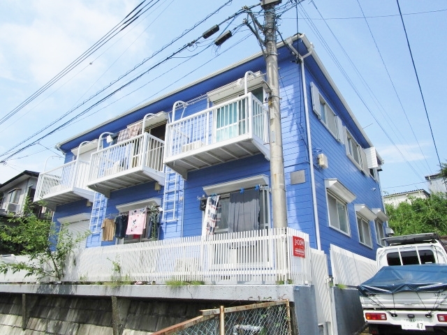 伊勢原市桜台のアパートの建物外観