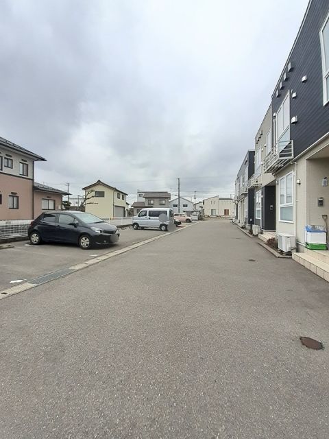 【三条市新光町のアパートの駐車場】