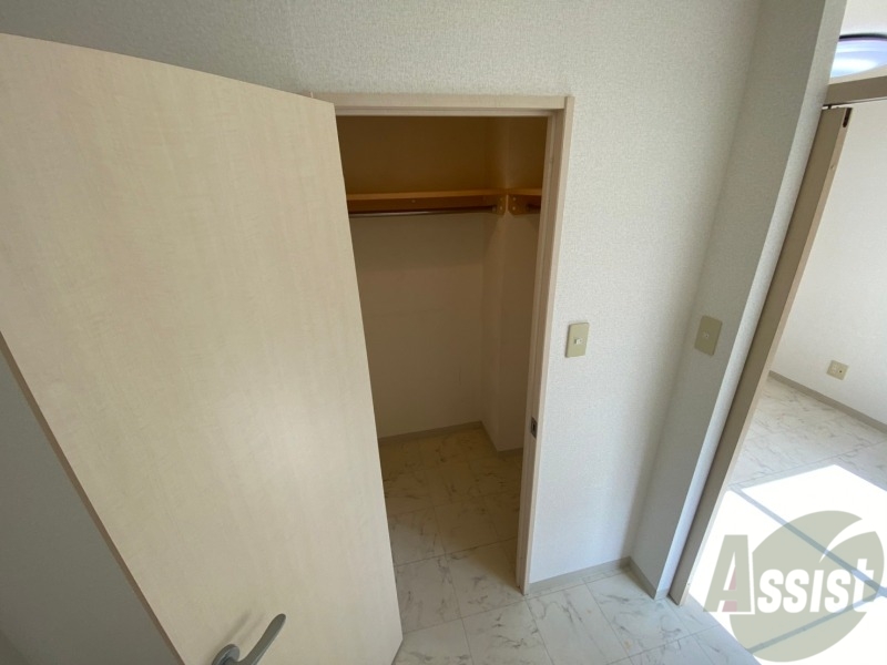 収納　こちらの収納にはハンガーをかけて服もしまえますね。