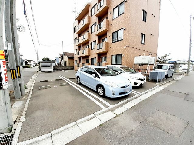 【函館市時任町のマンションの駐車場】