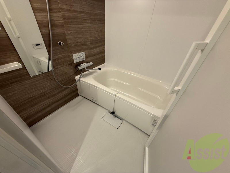 バス・シャワールーム　バスルームはこちらです。広々としてゆったり休めます。