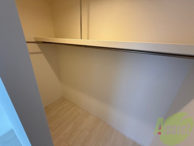 収納　クローゼットを開けてみました。奥行きがありますね。