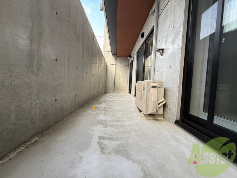 バルコニー　バルコニー。洗濯物がはかどりそうな広さがありますよ。